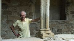 Eduardo Alberca Valera, en su rinc�n favorito de Ourense, el claustro de San Francisco