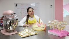 Aunque no lleva ni 3 meses abierto, Dolci e Bambini no solo tiene alumnos de Ames, sino que otros pequeños de Noia, Tordoia y hasta Boiro han pasado ya por esta escuela de pastelería infantil emplazada en la avenida da Peregrina 15. «La acogida me sorprendió para bien», dice su dueña, Ángela Silva, quien ha unido enseñanza y repostería para crear su trabajo ideal.