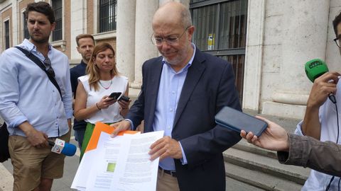 Francisco Igea antes de presentar la denuncia contra Garc�a-Gallardo en la Fiscal�a de Valladolid.