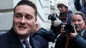 Streeting atendiendo a los medios