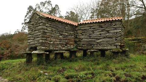 Antiguo horreo en ele en Ogas (Vimianzo)