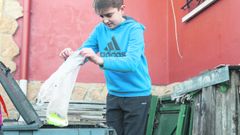 Nacho Lafuente rellena la compostadora con restos de basura. Foto: Tom�s Mugueta