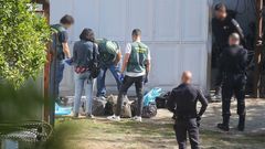 Bolsas de deporte encontradas por la Guardia Civil durante un registro en una propiedad ubicada en Rubi�ns, Vilagarcia.