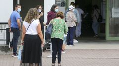 Pacientes esperando para entrar en el centro de salud de Nar�n en una imagen de archivo