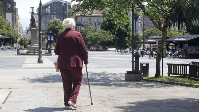 Imagen de archivo de una mujer caminando por la plaza de Amboage. 