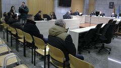 La sala tercera de la Audiencia Provincial de Oviedo ha suspendido este jueves el juicio a cinco procesados que se enfrentan a peticiones de penas de entre 7 y 21 a�os de prisi�n y multas individuales de 145,2 millones de euros por un alijo de 600 kilos de coca�na incautados en 2022 en una nave de Siero tras una operaci�n internacional en la que intervinieron agentes encubiertos