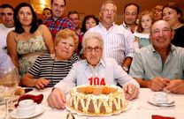 Josefa Dolores Tasende, rodeada de su familia, ayer en Bu�o. 