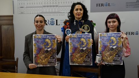 De izquierda a derecha, la presidenta de la Coordinadora de Rondallas, Elena Horjales,  la concejala de Turismo, Maica Garc�a, y la creadora del cartel de las Pepitas, Nuria Revuelta.