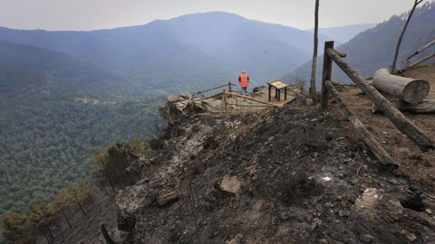 El mirador de Teso Grande, cerca de Froxn, qued totalmente destruido tras los incendios