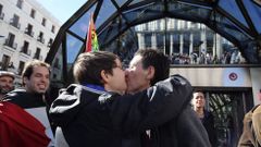 Asistentes a la besada convocada por el colectivo de Lesbianas, Gais, Transexuales y Bisexuales de Madrid para denunciar la homofobia. 
