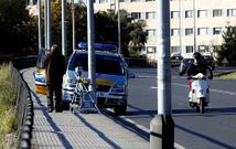 <span lang= es-es >Veh�culo y radar, en Santiago de Compostela</span>. La capital de Galicia, contrariamente a lo que ocurre en Ourense, utiliza tanto el veh�culo como el radar (en la imagen) cedido por la DGT . 