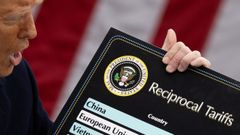 Donald Trump muestra la tabla de aranceles impuestos por la Administraci�n estadounidense a varios pa�ses.