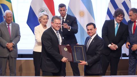 El Comisario de Comercio de la UE, Maro? ?ef?ovi?, (a la izquierda) y el ministro de Relaciones Exteriores de Paraguay, Rub�n Ram�rez, sujetan los tratados