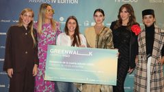 Marta Pujales (de blanco), que curs Diseo de Moda en la escuela Formarte, gan el Greenwalk Awards, un premio nacional para estudiantes que valora la sostenibilidad