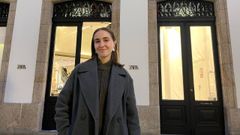 Alba hace las prácticas en Stear, una de las fabricas de Inditex que produce prendas de Zara (en la imagen, delante de una de sus tiendas de A Coruña)