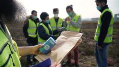 El sat�lite del IES David Buj�n -el dispositivo azul que sujeta el t�cnico- fue lanzado en Rozas (Lugo) el pasado mi�rcoles