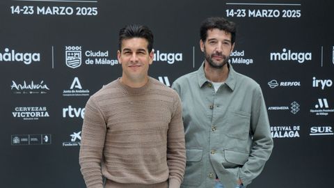 El director Gerard Oms (derecha) junto a Mario Casas (izquierda), protagonista de «Muy Lejos»