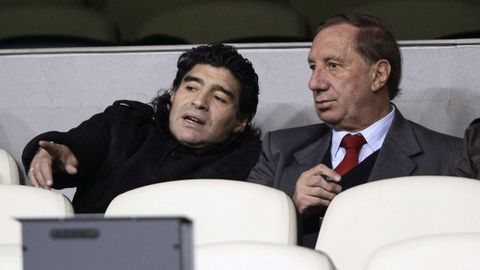 Con Carlos Bilardo, presenciando un duelo de Champions del Real Madrid en el 2008