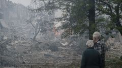 Una pareja observa los da�os causados en una escuela tras el impacto de un misil ruso, en la ciudad de Kramatorsk, en la regi�n de Donestsk