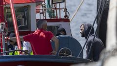 El detenido, a la derecha y con capucha, este jueves en el registro del pesquero Nuevo Furuno