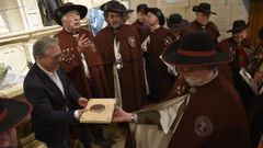 El presidente de la Diputaci�n, Luis Menor, dio la bienvenida a los integrantes de la Irmandade dos Vinhos Galegos en el Pazo de Vilamar�n