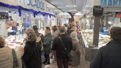 Los puestos de pescado y de marisco tuvieron este viernes gran animaci�n. 