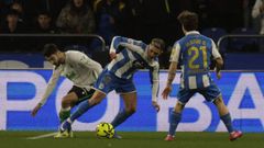 Yeremay y Soriano, protegiendo el bal�n ante Andr�s Mart�n.