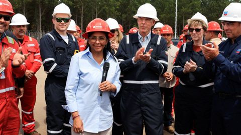 La presidenta de Venezuela, Delcy Rodr&iacute;guez, con el secretario de Energ&iacute;a de EE.UU., Chirs Wright, en febrero en una planta de Pdvsa en la ciudad de Matur&iacute;n (estado de Monagas)