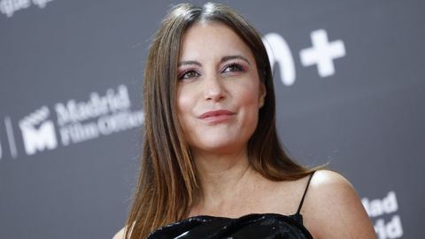 La delegada del área de Cultura, Turismo y Deporte del Gobierno municipal, Andrea Levy posa a su llegada a la ceremonia de entrega de la décima edición de los Premios Platino