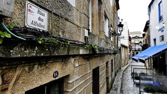 Placa de la calle Alfol�es en Bouzas. 
