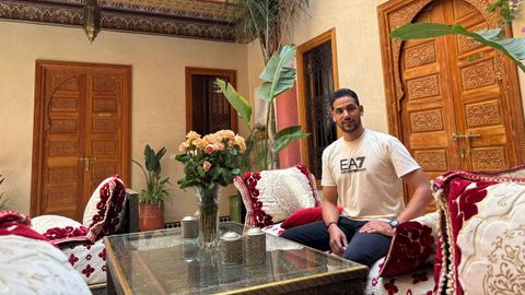 Hicham Ennaffar gestiona, en compa��a de su pareja, el Riad Miral en el centro de la medina.