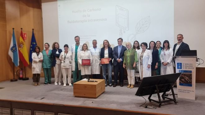 Momento de la entrega al Chuac del  Premio New Medical Economics en la categor�a de Compromiso con las pol�ticas One Health a trav�s del proyecto AineadODS