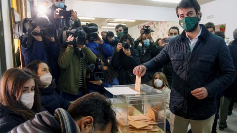 El candidato de Vox, Juan Garc�a-Gallardo, ejerci� su derecho al voto en el Colegio R�o Arlanz�n de Burgos