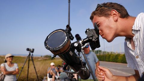 Personas mirando al sol desde la zona de la Torre a trav�s de los telescopios