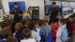 Un grupo de escolares recibi� informaci�n de agentes de la Polic�a Local en los estands de la Semana da Mobildiade, en Tabacos