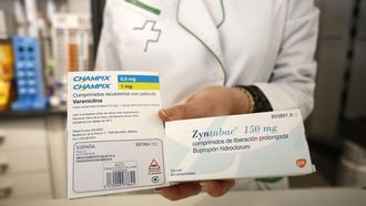 Un farmacéutico muestra una caja de Champix y una de Zyntabac, otra de las opciones farmacológicas para dejar de fumar