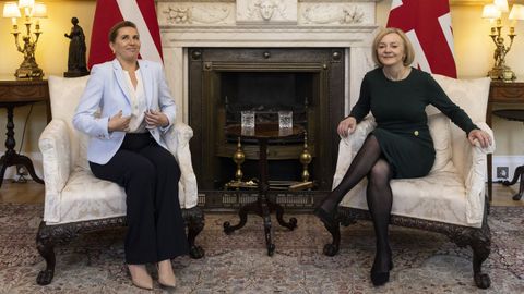 La primera ministra danesa, Mette Frederiksen (i), junto a su homloga britnica, Liz Truss (d) durante un encuentro en Downing Street.