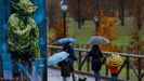 Varias personas pasean por el parque de Invierno de Oviedo