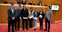 Profesor y alumnos del Laxeiro con el directro xeral, Ovidio Rodeiro, y el diputado Rom�n Rodr�guez