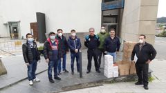 Representantes de la comunidad china y de la Federaci�n Limiar repartieron el material de protecci�n este lunes.