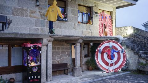 Hay una enorme diana, una cabina para la pitonisa Lola y, por supuesto, varias brujas y fantasmas