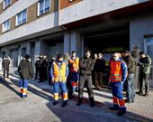 La plantilla de Transa, el 9 de diciembre, primer d�a de la huelga, en la base de Pontevedra.