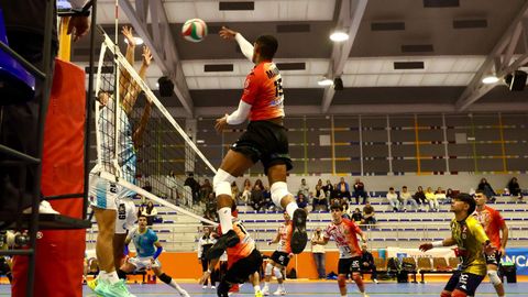 El partido entre el Voleibol Dumbría y el cuadro grancanario se disputó en O Conco.