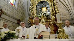Devoci�n por la Virxe do Cristal bajo la lluvia