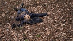 El cad�ver de un hombre tiroteado presuntamente por soldados rusos yace en una zona boscosa de Bucha