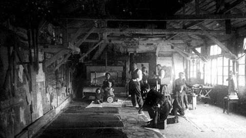 Camilo Daz Balio, al fondo de la imagen, en su taller.