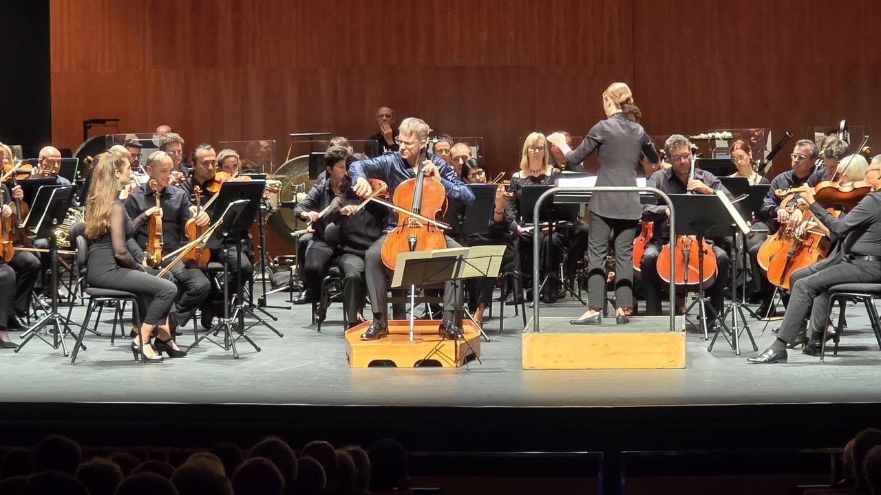 Anna Rakitina Directora La joven directora rusa Anna Rakitina dirige a la Orquesta Sinfónica de ...