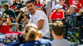El activista y comentarista conservador estadounidense Charlie Kirk durante un evento enla Universidad Utah, poco antes de ser asesinado.