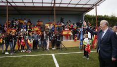 La presencia de Del Bosque fue un acontecimiento en Maceda, donde inaugur� el reformado campo de f�tbol y se le dedic� una calle. 