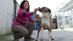 Marta, trabajadora de Moura, con Capi, el perro m�s mayor de la protectora